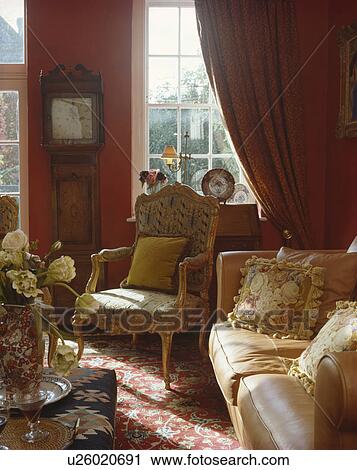 Stock fotografie tapestry, kussens, op, room, lederene sofa, in ... Gordijnen woonkamer print