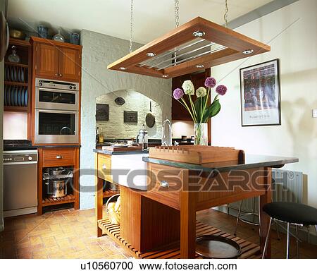 Stock fotografie recessed, verlichting, op, van hout vensterraam ...