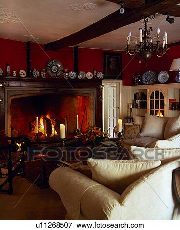 Beeld room, banken, in, sfeervol, rood, woonkamer, met, verlicht ... Verlichting woonkamer bank