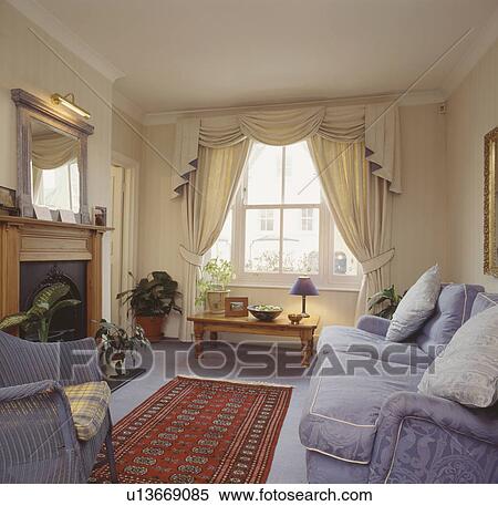 Stock bild swagged, und, tailed, creme, vorhänge, in, wohnzimmer ...