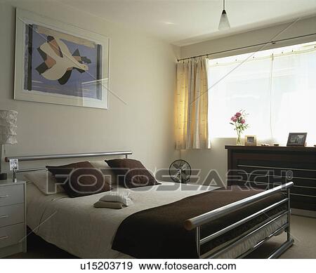 Arkivfotografi bilde, over, metall, seng, med, hvit, bedlinen ...