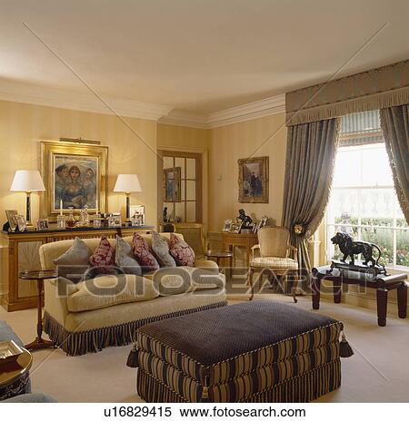 Stock afbeelding room, sofa, opgestapelde, met, kussens, in ... Woonkamer behang gestreept