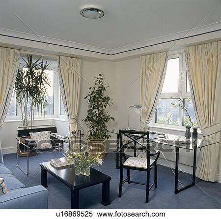 Stock bild creme, vorhänge, blau, teppich, in, wohnung ... Teppich wohnzimmer blau