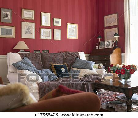 Stock bilder creme, sofa, angehäuft, mit, kissen, und, braun ...