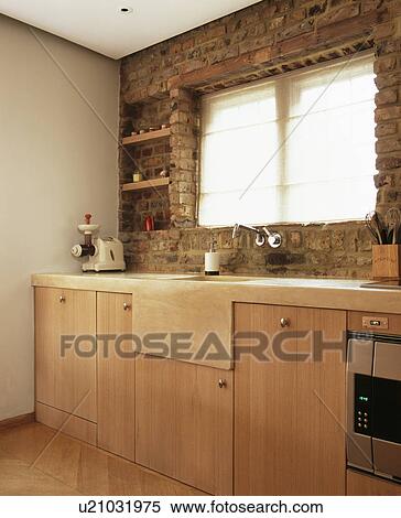 Stock afbeelding blootgestelde, baksteen muur, boven, gepaste ...