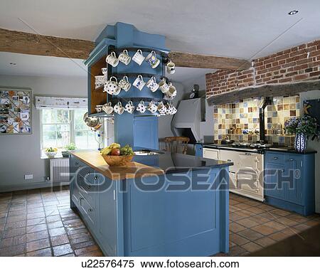 Stock bild tassen, auf, regale, oben, blaue insel, einheit, in ...