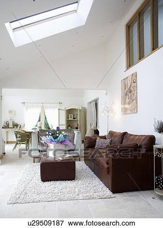 Bild braunes leder sofa, und, ottoman, in, groÃ, weià ... Braunes wohnzimmer