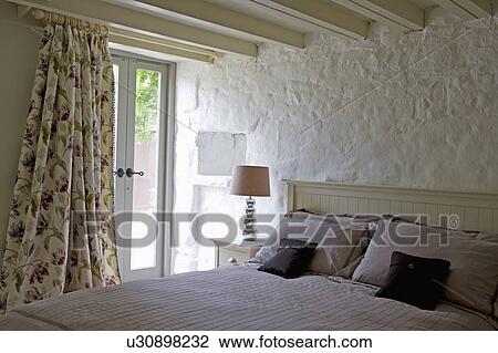 Arkivfoto floral, gardiner, inn, hytte, soverom, med, hvit, malt ...