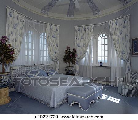 Arkivfotografi blå, bedlinen, og, ottoman, inn, rundskriv, blå ...