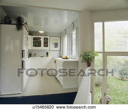 Stock fotografie klein, witte, hippe, keuken, met, gepaste ...