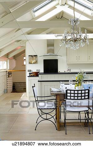 Beeld glas, kroonluchter, boven, tafel, met, metaal, stoelen, in ...
