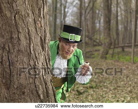 图吧 - 矮妖精, 带, a, 抽烟管子, 掩藏在后面, a, 树