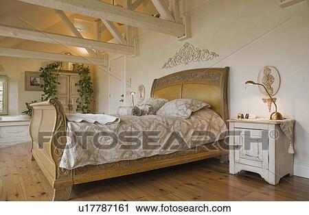 Stock Fotografie - hölzern, schlitten, bett, und, einrichtung, in, dass