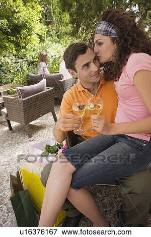 Auf Schoß Sitzen Und Küssen Auf Schoß Sitzen Und Küssen