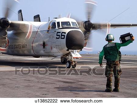 boatswain svenska stock foto een luchtvaart maat boatswain houden een boatswain svenska stock foto een luchtvaart maat boatswain houden een