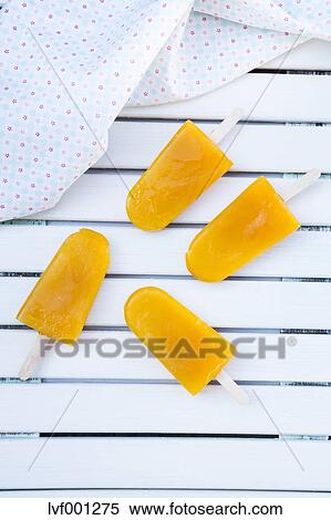 四, 芒果, 苹果, 冰淇淋, lollies, 同时,, 布, 在怀特上, 树木,