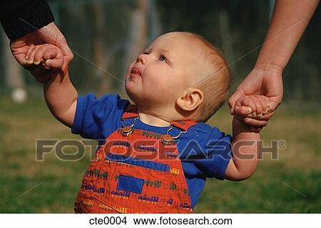 Banco de Imagem - bebê aprende andar. Fotosearch - Busca de Imagens, Fotografias Mural, Fotos Clipart