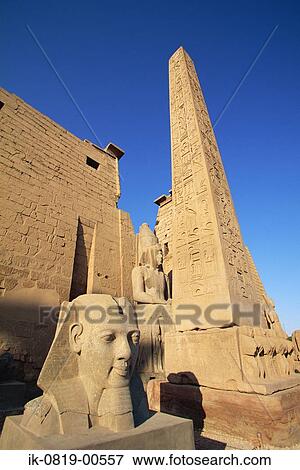 方尖塔 同时 狮身人面像 在 Luxor的寺庙 埃及图吧 Ik 0819 Fotosearch