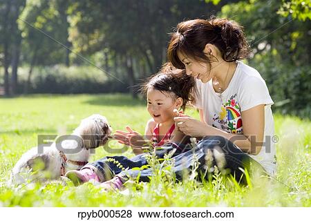 Japanische Mutter Tochter Stock Foto Rpyb000528 Fotosearch