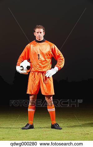 ゴールキーパー 中に オレンジ色のユニフォーム 地位 中に サッカーフィールド ストックイメージ Qdwg Fotosearch