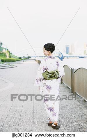 Picture - Young Japanese woman in a traditional kimono. Fotosearch