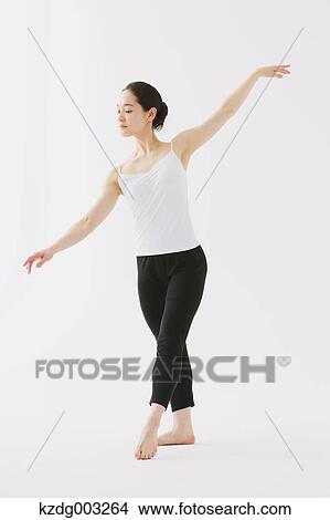 Picture - Japanese female dancer. Fotosearch