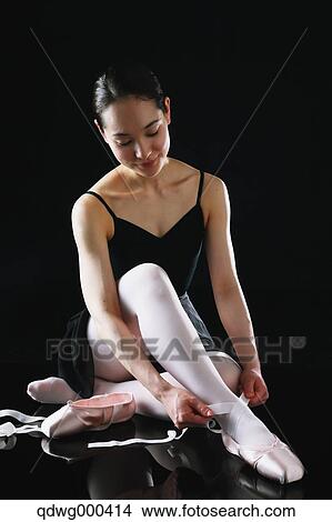 Picture - Japanese female dancer. Fotosearch