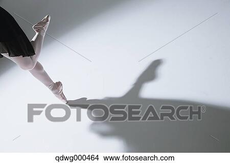 Picture - Japanese female dancer. Fotosearch