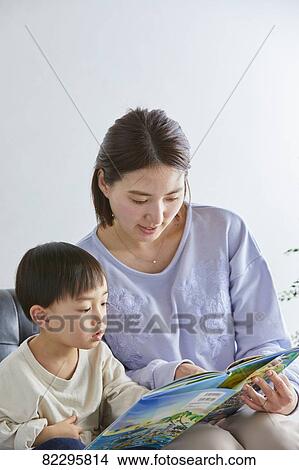 Picture - Japanese kid and mother. Fotosearch