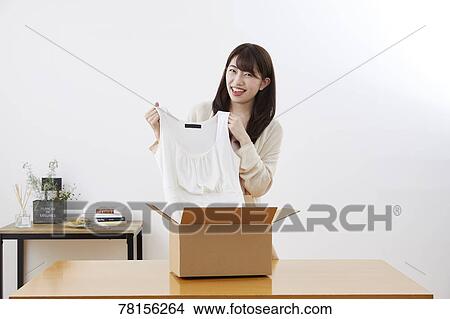 Picture - Japanese woman selling online. Fotosearch