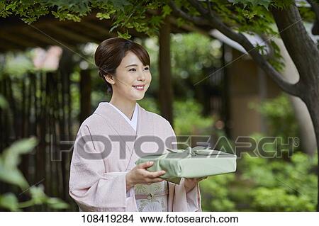 Picture - Young Japanese woman wearing traditional kimono. Fotosearch