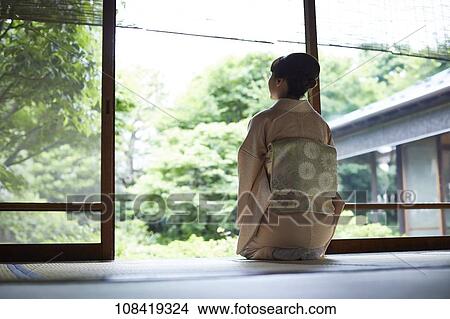 Picture - Young Japanese woman wearing traditional kimono. Fotosearch