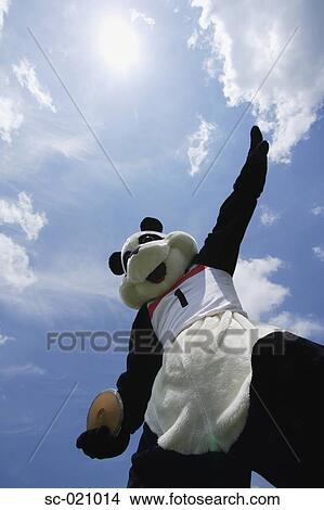 Picture - Panda Throwing a Discus. Fotosearch