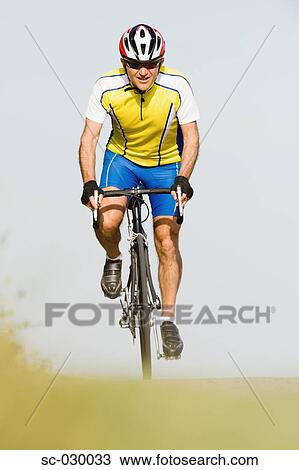 サイクリスト 乗馬の自転車 正面図 ストックイメージ Sc Fotosearch