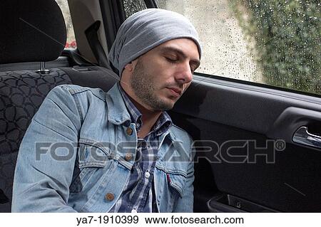 الرجل الشاب نائم في السيارة ألبوم الصور Ya7 1910399 Fotosearch