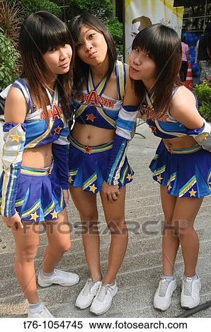 かわいい チアリーダー において Silom 通り 祝祭 中に バンコク タイ ストックフォト 写真素材 T76 Fotosearch