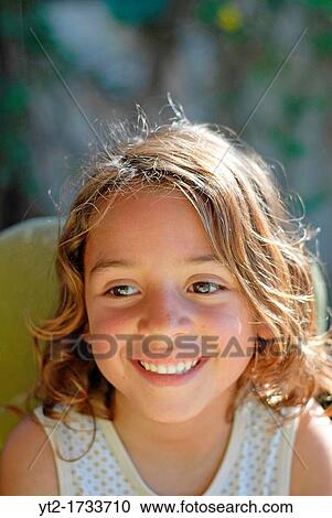 かわいい ブラジル人 ６ 古い年 女の子 中に 自然 ストックイメージ Yt2 Fotosearch