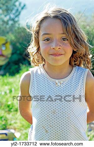かわいい ブラジル人 ６ 古い年 女の子 中に 自然 ストックイメージ Yt2 Fotosearch