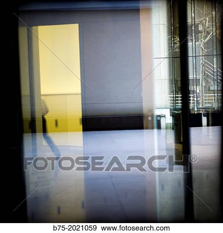 よくわからない 男歩行 から A ドア 中に オフィス 中に ロンドン イギリス 写真館 イメージ館 5 Fotosearch