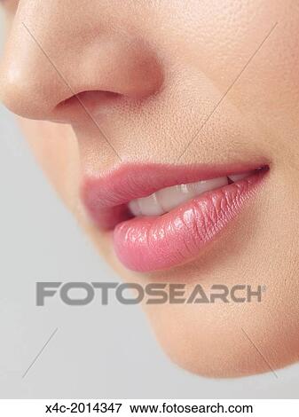 クローズアップ の 若い女性 口 で ピンク 口紅 上に わずかに 開いた Lips 写真館 イメージ館 X4c Fotosearch