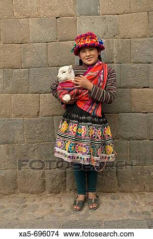 ペルー Cuzco インカ 女の子 中に Tradtional の服 保有物の赤ん坊 子羊 ピクチャー Xa5 Fotosearch