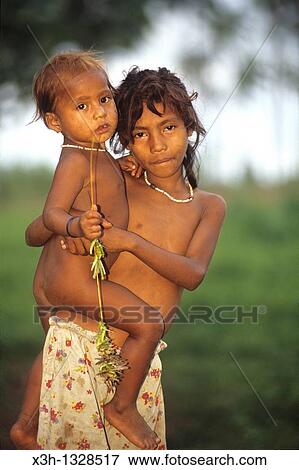 女の子 で A 子供 保有物 A 束の バッタ Sumba 島 小スンダ列島 インドネシア共和国 東南アジア そして オセアニア 写真館 イメージ館 X3h Fotosearch