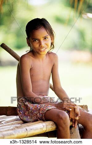 女の子 中に Tossi Sumba 島 小スンダ列島 インドネシア共和国 東南アジア そして オセアニア ピクチャー X3h Fotosearch