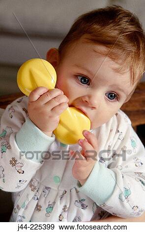 幼児 女の子 で おもちゃの電話 中に 口 写真館 イメージ館 J44 Fotosearch