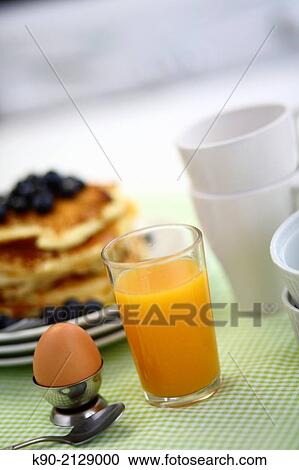 朝食 整理 で オレンジジュース 新たに 料理された 卵 そして ブルーベリー パンケーキ 香港 陶磁器 アジア ストックイメージ K90 Fotosearch