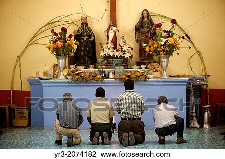 男性 祈る ように 彼ら ひざまずきなさい の前 祭壇 の間 死者 の 日 祝典 中に Teotilan Del Valle Oaxaca Mexico 死者 の 日 祝福 ある A 伝統 それ 名誉 Deceased
