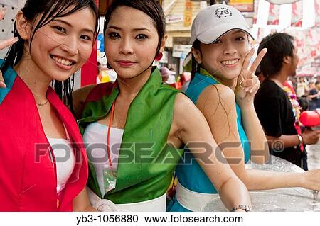 若い タイ人 女性 の間 Songkran 水 祝祭 バンコク タイ ストックイメージ Yb3 Fotosearch