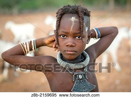 若い Himba 女の子 で 民族 ヘアスタイル Epupa Namibia ストックフォト 写真素材 Z8b Fotosearch