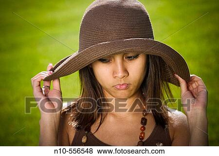 若い Spanish Asian 女 ハットをかぶる ポーズを取る において A Park 写真館 イメージ館 N10 Fotosearch