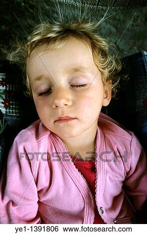 ２歳児 女の子 睡眠 フランス 画像コレクション Ye1 Fotosearch